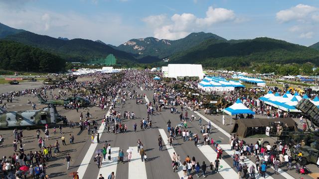 2021 계룡세계군문화엑스포 행사장의 하나로 거론되는 계룡대 활주로 전경. 사진은 2017년 군문화축제 당시 모습. 충남도 제공