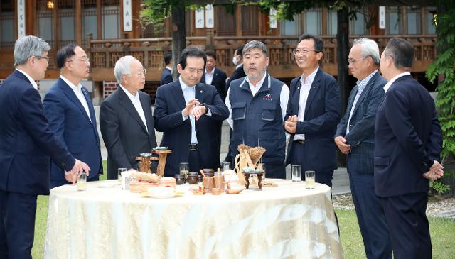 정세균 국무총리가 18일 서울 종로구 총리공관에서 열린 코로나19 위기 극복을 위한 노사정 대화에? 참석하기 앞서 정부, 경영계, 노동계 대표들과 환담을 나누던 중 시계를 보고 있다. 뉴스1