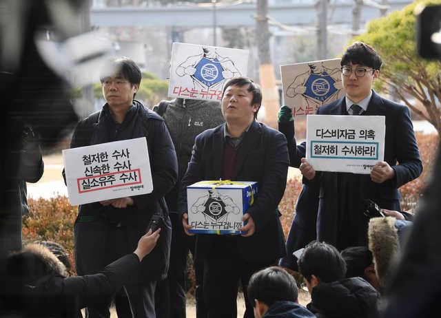 [저작권 한국일보] ?안진걸(가운데) 참여연대 공동사무처장이 2017년 12월 이명박 전 대통령이 자동차 부품업체 다스의 실소유주라는 의혹을 규명해달라는 고발과 관련해 고발인 조사를 받기 위해 서울 송파구 서울동부지검으로 출석하고 있다. 한국일보 자료사진