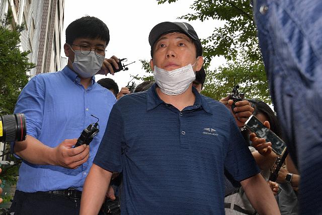 북한이탈주민 단체 '자유북한운동연합' 박상학 대표가 26일 서울 강남구 일원동에 있는 '큰샘' 사무실로 이동하고 있다. 연합뉴스?