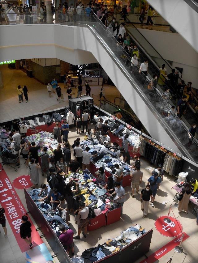 [저작권 한국일보] 코로나19 여파에 따른 소비진작으로 마련된 '대한민국 동행세일' 첫 주말인 28일 오후 경기도 신세계스타필드 고양점이 소비자들로 붐비고 있다. 서재훈 기자?