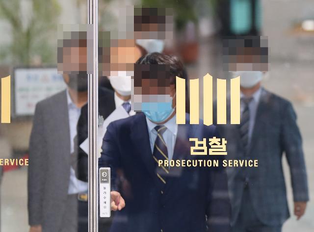 이재용 삼성전자 부회장의 경영권 불법 승계 의혹 사건과 관련해 대검찰청 수사심의위원회가 열린 26일 심의위원회를 마친 위원들이 서울 서초구 대검찰청 건물을 나서고 있다. 이날 심의위는 해당 사건에 대한 수사 중단과 불기소를 권고했다. 연합뉴스