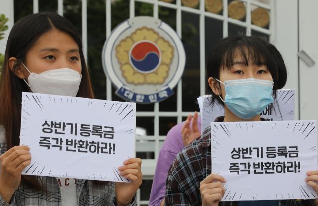 청년, 대학생 단체 회원들이 25일 서울 종로구 정부서울청사 앞에서 코로나19 상황 속 대학 등록금 반환을 요구하는 기자회견을 하고 있다.뉴시스