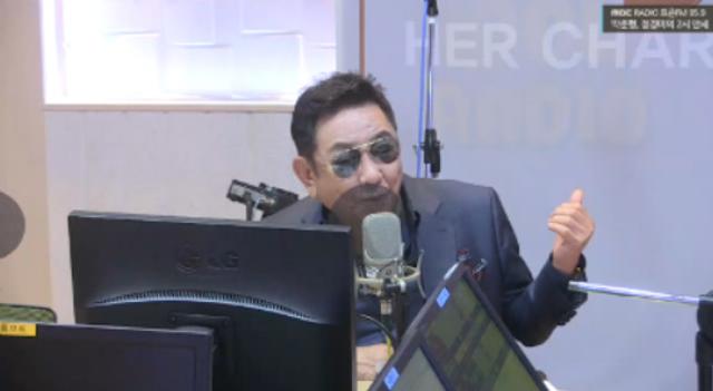 허참이 MBC 표준FM '박준형, 정경미의 2시만세'에서 입담을 뽐냈다. 보이는 라디오 캡처