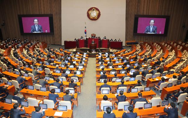 정세균 국무총리가 29일 국회 본회의장에서 열린 제379회국회(임시회) 제6차 본회의에 참석해 2020년도 제3차 추가경정예산안에 대한 정부의 시정연설을 하고 있다. 뉴시스