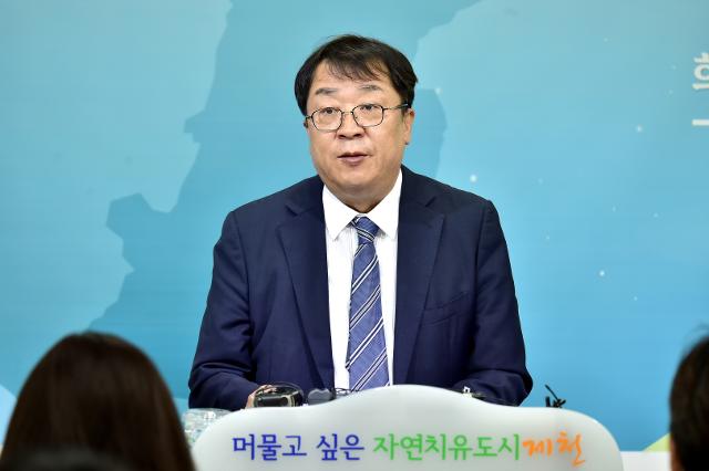 이상천 제천시장이 29일 시청 브리핑룸에서 기자회견을 열어 제천시 자체 재난지원금 지급 계획을 밝히고 있다. 제천시 제공?