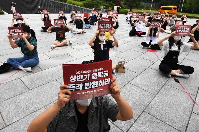 등록금 반환 및 선택적 패스제 도입을 요구하며 무기한 농성을 벌이던 이화여대 총학생회가 29일 오후 학교측과 대화하기 앞서 교내 파빌리온 앞에서 기자회견을 진행하고 있다. 홍인기 기자