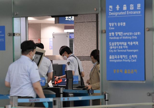 29일 인천국제공항 출국장 전용 출입문으로 상주직원들이 들어서고 있다. 영종도=서재훈 기자 spring@hankookilbo.com