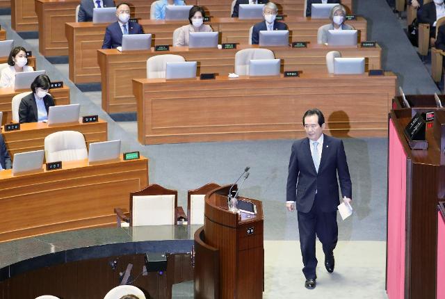 단상 향하는 정세균 총리 (서울=연합뉴스) 안정원 기자 = 정세균 국무총리가 29일 국회 본회의에서 미래통합당과 정의당이 불참한 가운데 제3차 추경안 관련 시정연설을 하기 위해 단상으로 이동하고 있다. 2020.6.29 jeong@yna.co.kr/2020-06-29 16:29:56/