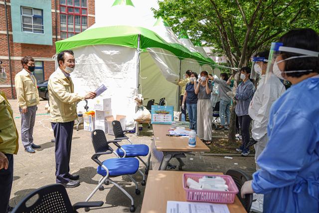 김종식 목포시장이?27일 선별진료소가 설치된 목포 한 중학교를 방문, 코로나 확산방지에 나서고 있다. 목포시 제공??