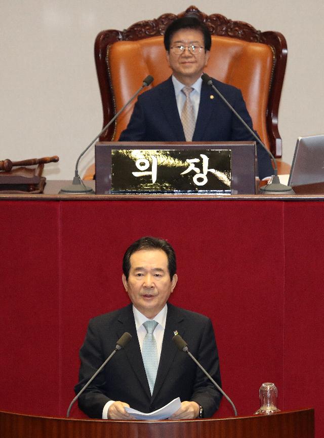 정세균 국무총리(아래)가 29일 오후 서울 여의도 국회에서 열린 제379회국회(임시회) 제6차 본회의에 참석해 2020년도 제3회 추가경정예산안에 대한 정부의 시정연설을 하고 있다. (위는 박병석 국회의장) 뉴스1