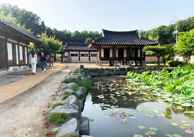 옥천구읍의 육영수 생가. 옥천군이 부지를 매입해 99칸 저택으로 복원해 놓았다.?