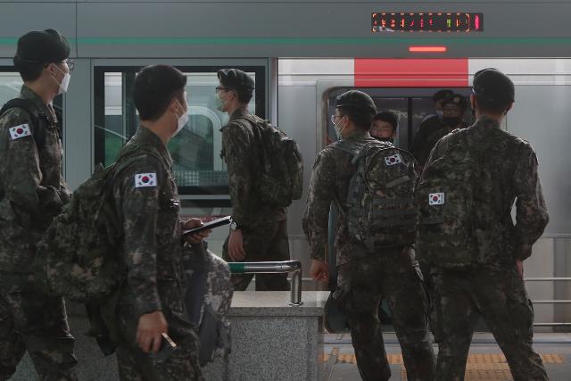 지난 5월 8일 경기 파주시 문산역에서 휴가를 나온 육군 병사들이 열차에 오르고 있다. 연합뉴스