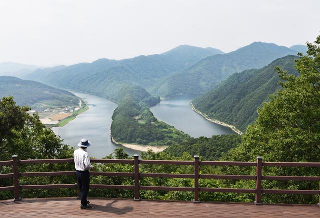 안남면 둔주봉 전망대에서 보는 한반도 지형. 좌우가 바뀐 모양이어서 전망대 정자에 거울을 달아 놓았다.?