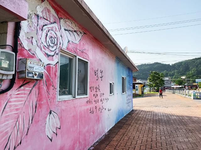 옥천구읍의 정지용 생가 주변 골목은 온통 그의 시 작품으로 장식돼 있다.?