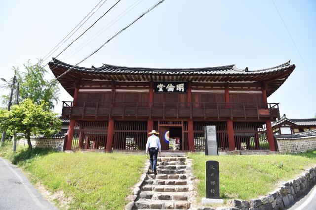 옥천향교는 옥천구읍이 지역의 중심이었다는 증거다. 향교가 있는 마을은 여전히 교동이다.?