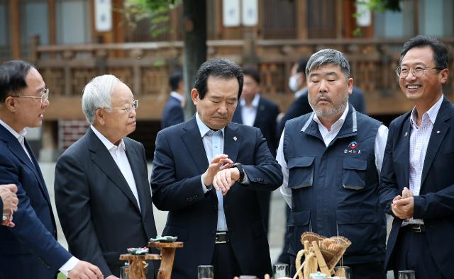 정세균 국무총리가 지난 18일 오후 서울 종로구 총리공관에서 열린 신종 코로나바이러스 감염증(코로나19) 위기 극복을 위한 노사정 대화에 앞서 시계를 보고 있다. 뉴스1