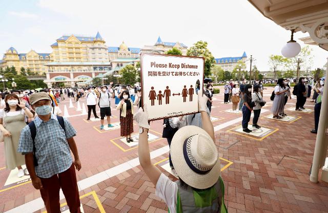 코로나19 사태로 영업을 중단했던 일본 도쿄 디즈니랜드가 7월 1일 재개장을 앞두고 29일 전 직원이 참여한 방역 조치 사전 연습을 진행하고 있다. 도쿄=로이터 연합뉴스