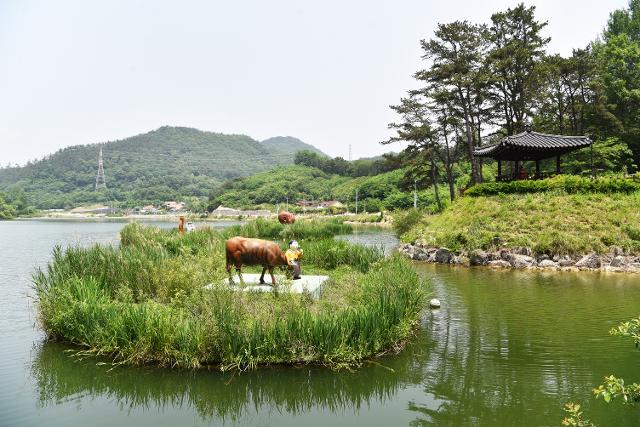 옥천구읍 뒤편 교동저수지 주변은 '지용문학공원'으로 꾸며져 있다. 그의 시를 시각적으로 재현해 놓았다.