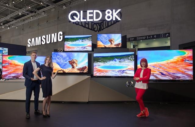 지난해 9월 독일 베를린에서 열린 IFA2019에 설치된 삼성전자 전시관에서 모델들이 QLED 8K TV를 소개하고 있다. 한국일보 자료사진