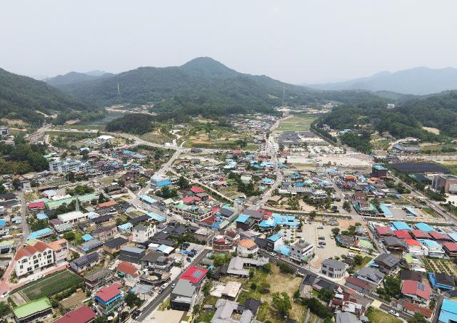 단층 건물들이 어깨를 맞대고 있는 옥천구읍 풍경. 정면의 낮은 산 언덕을 넘으면 금강이 나타난다.?