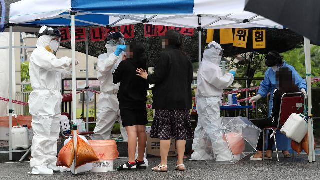 30일 오전 대전시 동구 가오동 동구보건소에 마련된 신종 코로나바이러스 감염증(코로나19) 선별진료소에서 확진자와 접촉한 초등학생들이 검사받고 있다. 연합뉴스