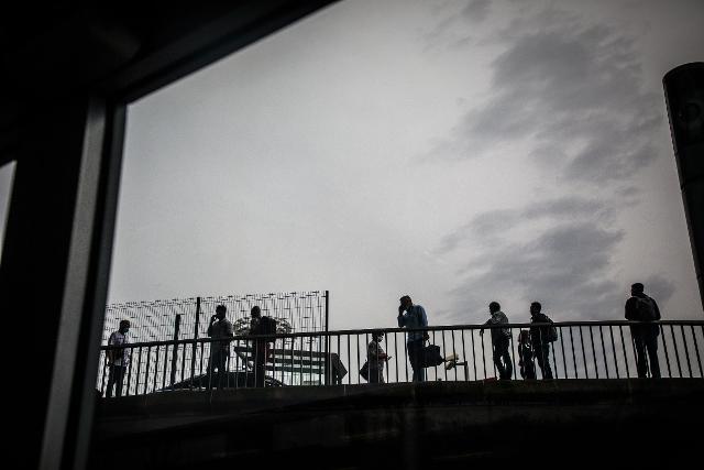 프랑스 파리 오를리 국제공항이 재개장한 26일 이용객들이 공항 외부에서 이동하고 있다. 파리=EPA 연합뉴스?