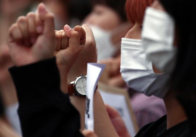 1일 서울 서초구 서울중앙지방법원 앞에서 열린 전국 42개 대학 3500명 대학생 등록금 반환 집단 소송 선포 기자회견을 하고 있다. 연합뉴스