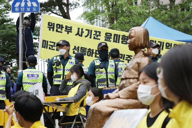 제1,446차 수요시위가 열린 1일 서울 종로구 옛 일본대사관 앞 평화의 소녀상 주변에서 자유연대 관계자들이 집회 현수막을 걸고 있다. 뉴스1