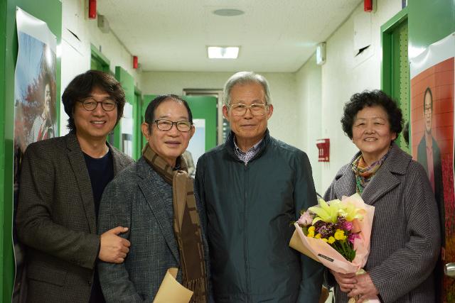 지난해 10월 서울 민주인권기념관(옛 ?남영동 대공분실)에서 열린 국가폭력 피해자들의 사진전 '나는 간첩이 아니다'에서 ?임 대표가 '작가'들과 한 기념촬영. 왼쪽부터 임 대표, 최양준ㆍ이사영ㆍ김순자씨. 사진작가 하동훈 제공