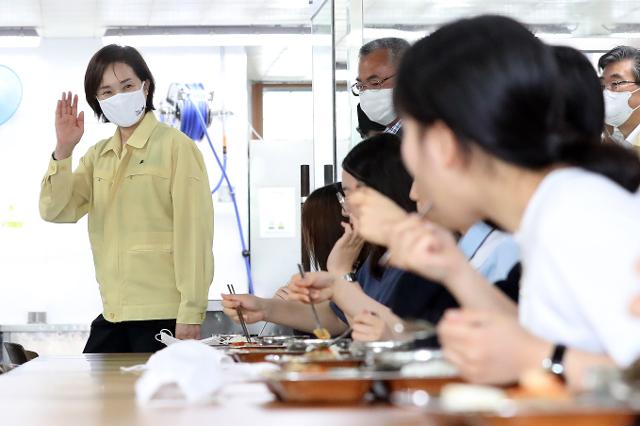 고등학교 등교수업 현장 방문에 나선 유은혜 부총리 겸 교육부 장관이 6월 4일 오전 충북 청주시 오송고등학교에서 급식실을 살펴보던 중 학생들과 인사를 나누고 있다. 청주=뉴시스