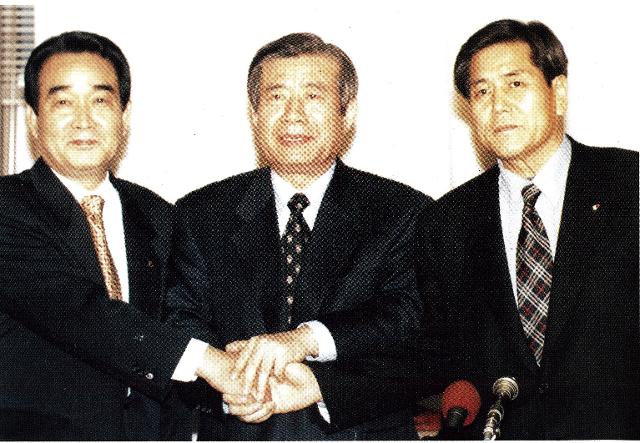 1998년?1월 20일 노(勞) · 사(使) · 정(政)위원회의 박인상 한국노총위원장, 한광옥 국민회의 부총재, 배범석 민주노총위원장 직대(왼쪽부터)가 우여곡절 끝에 '노사정 선언문'에 합의한 뒤 악수하고 있다. 한국일보 자료사진