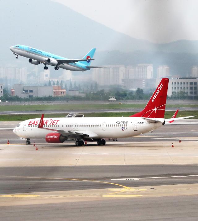 이스타항공 여객기가 김포공항 국내선 계류장에 서 있다.뉴스1