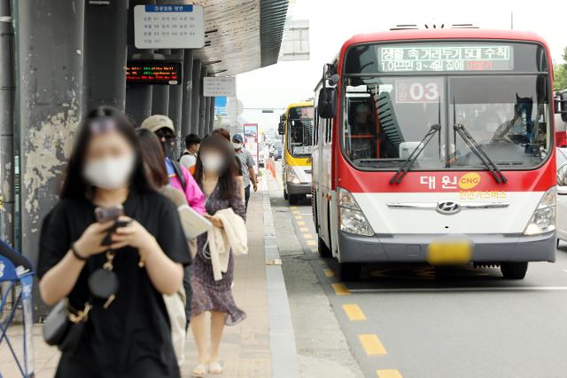 광주 확진자가 속출하며 사회적 거리두기가 2단계로 격상된 2일 오전 광주종합버스터미널 앞 정류장에서 시민들이 마스크를 쓰고 지나가고 있다. 광주=뉴스1