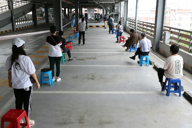 2일 오전 광주 북구보건소 선별진료소에서 신종 코로나바이러스 감염증(코로나19) 검사를 받으러온 시민이 순서를 기다리고 있다.? ? ? ? ? ? ? ? ? ? ? ? ? 연합뉴스