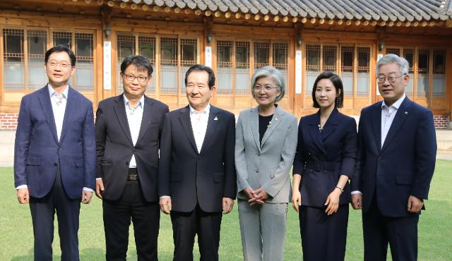 정세균(왼쪽 세번째) 국무총리가 2일 서울 종로구 총리공관에서 열린 목요대화에 앞서 기념촬영을 하고 있다. 왼쪽부터 김경수 경남지사, 김호기 연세대 교수, 정 총리, 강경화 외교부 장관, 박혜진 아나운서, 이재명 경기지사. 뉴시스