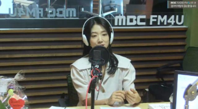 박신혜가 MBC FM4U '정오의 희망곡 김신영입니다'에서 유아인에 대해 이야기했다. 보이는 라디오 캡처