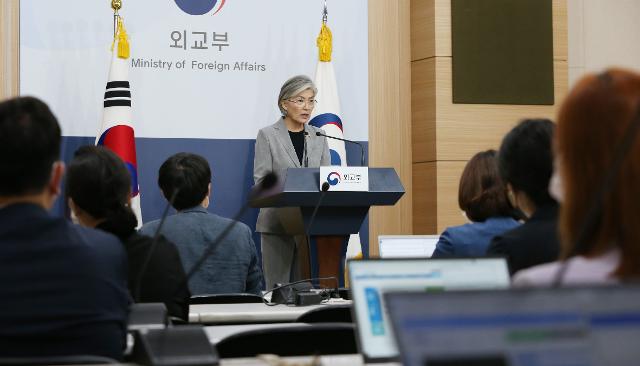 강경화 외교부 장관이 2일 오전 서울 종로구 정부서울청사 별관에서 열린 내신기자단 기자회견에서 취재진의 질문에 답하고 있다. 최근 취임 3주년을 맞이한 강 장관에게는 임기 5년을 내다보는 'K5'라는 별명이 생겼다. 뉴스1