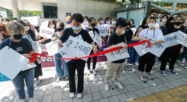 11일 서울 서초구 중앙지방법원 앞에서 열린 텔레그램 성착취 공동대책위원회 기자회견 우리의 연대가 너희의 공모를 이긴다에서 참석자들이 함께 연대의 의미로 끈을 잇는 퍼포먼스를 하고 있다. 사진=뉴스1