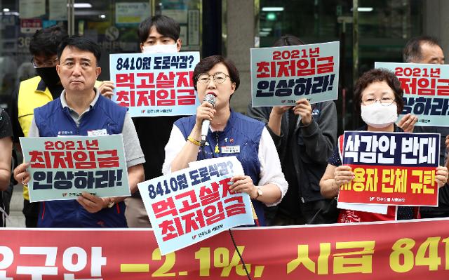 [서울=뉴시스] 이영환 기자 = 용순옥 민주노총 서울본부 수석부본부장이 2일 오전 서울 마포구 한국경영자총협회(경총) 앞에서 민주노총 서울본부 주최로 열린 '2021 최저임금 사용자요구안 규탄! 최임투쟁 승리! 전국 동시다발 기자회견'에 참석해 발언을 하고 있다. 2020.07.02. 20hwan@newsis.com