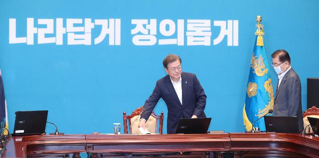 문재인 대통령이 지난달 29일 청와대에서 열린 수석·보좌관 회의에 참석하고 있다. 오른쪽은 정의용 국가안보실장. 왕태석 선임기자