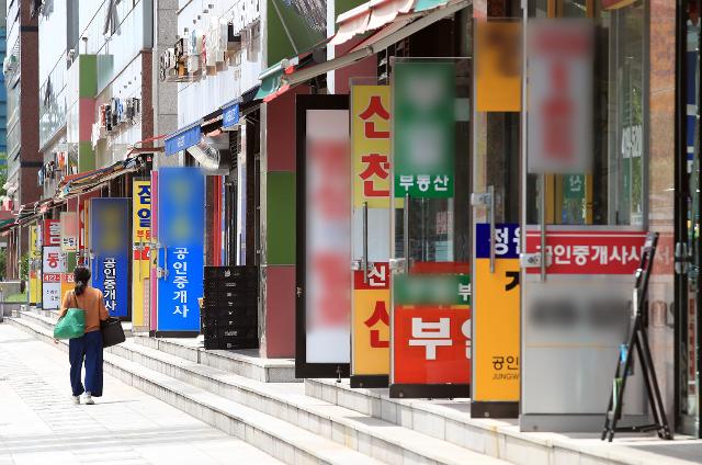 3일 오후 서울 송파구의 부동산 중개업소 밀집 상가 모습. 연합뉴스