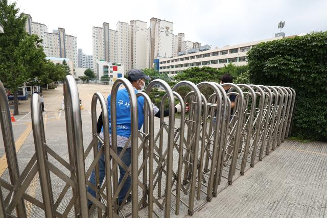 고등학교 재학생 6명과 일반인 3명, 초등학생 1명 등 대구에서 신종 코로나바이러스 감염증(코로나19) 두 자릿수 신규 확진자가 발생한 3일 오전 대구 수성구 남산고등학교에서 학교 관계자들이 출입을 통제하고 있다. 대구에서 두 자릿수 신규 확진자가 발생한 것은 지난 4월 7일 13명 이후 87일 만이다. 뉴스1