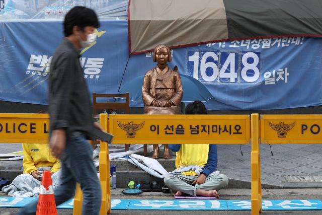 매주 수요일 옛 주한 일본대사관 앞 평화의 소녀상 주변에서 열리는 정의기억연대의 수요시위와 보수 진영의 반대 집회가 신종 코로나바이러스 감염증(코로나19) 확산을 막기 위해 전면 금지된다. 서울 종로구는 이날 오전 0시부터 감염병 위기경보 심각단계가 해제될 때까지 종로구 일본대사관 일대 집회·시위 등 집합행위를 금지했다고 3일 밝혔다. 이날 오전 서울 종로구 옛 일본대사관 앞에 설치된 평화의 소녀상 주변에서 반아베반일청년공동행동 소속 학생들이 연좌농성을 벌이고 있다. 뉴스1