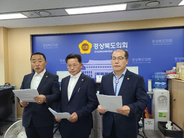 경북도의회 이재도(왼쪽부터), 김시환, 박태춘 의원이 3일 도의회 기자실에서 최숙현 선수 사망 관련자 처벌을 촉구하고 있다.?