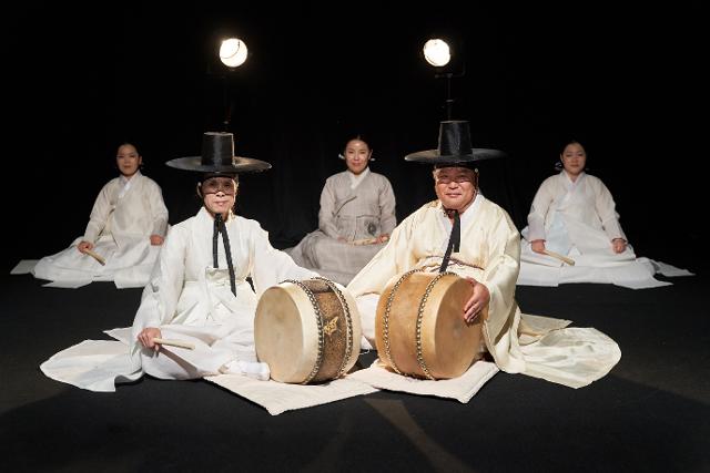 명고수 박근영과 조용안, 그의 여성 제자들이 선보이는 공연 '마스터&마스터-고수의 신기류'.?국립극장 제공