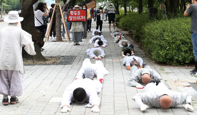 조계종 사회노동위원회, 차별금지법 제정연대 회원들이 18일 오후 국회 인근에서 차별금지법 조속 제정 촉구를 위한 오체 투지 시위를 하고 있다. 뉴스1