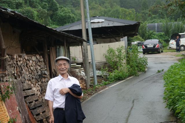 지난해 9월 9일 이이화 선생이 동학농민혁명 현장 답사차 들렀던 ?충북 제천의 청풍 성내리. 이 선생은 "책상에만 앉아선 역사를 말할 수 없다"던 '현장파' 역사학자였다. 이게 마지막 답사였다. 충북대 신영우 교수 제공