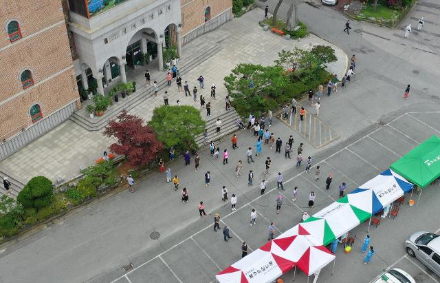 4일 오전 광주 북구 일곡중앙교회 주차장에 마련된 선별진료소에서 교인들이 신종 코로나바이러스 감염증(코로나19) 검사를 받고 있다. 연합뉴스?