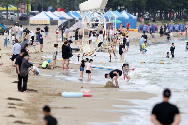 5일 오후 경북 포항시 북구 영일대해수욕장에서 시민과 관광객들이 시원한 바다에 발을 담그며 더위를 식히고 있다. 뉴스1